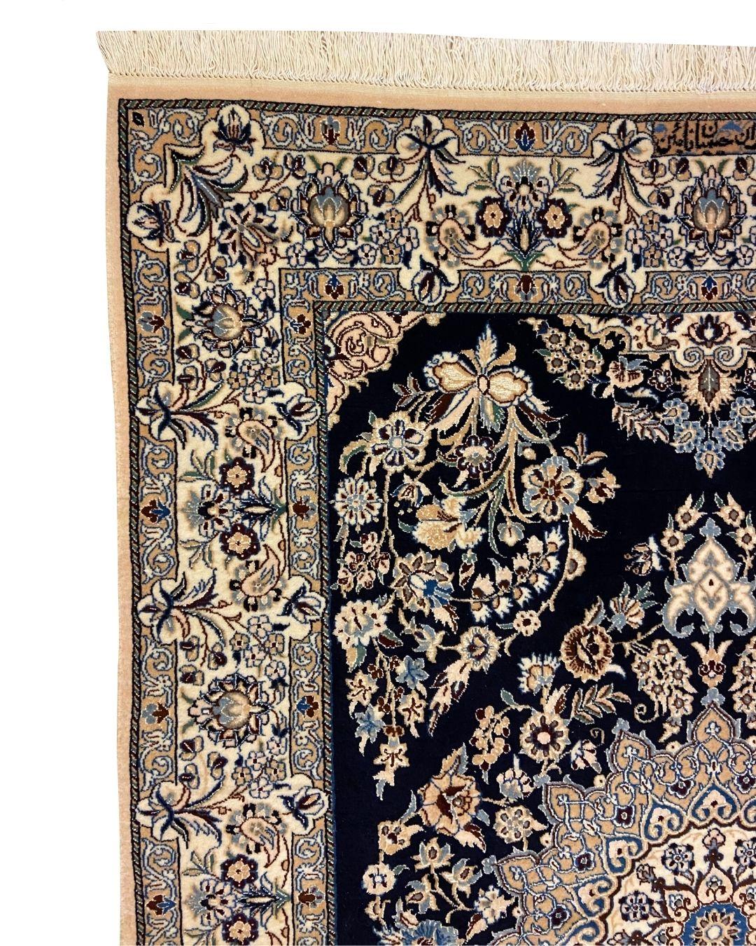 Persiano Tappeto persiano Nain in lana e seta color indaco e crema con medaglione floreale, 3' x 5' in vendita
