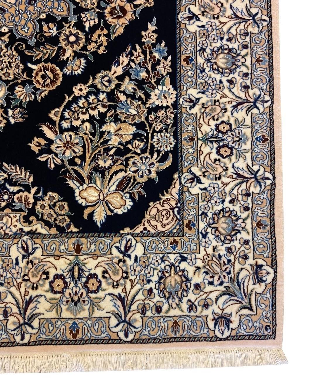 Tintura vegetale Tappeto persiano Nain in lana e seta color indaco e crema con medaglione floreale, 3' x 5' in vendita