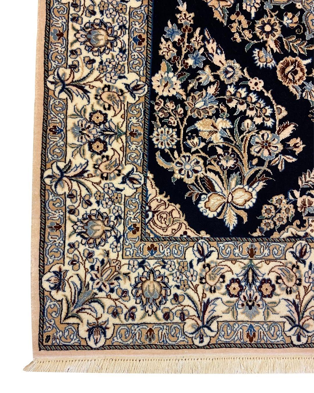 Tappeto persiano Nain in lana e seta color indaco e crema con medaglione floreale, 3' x 5' In condizioni ottime in vendita a New York, NY