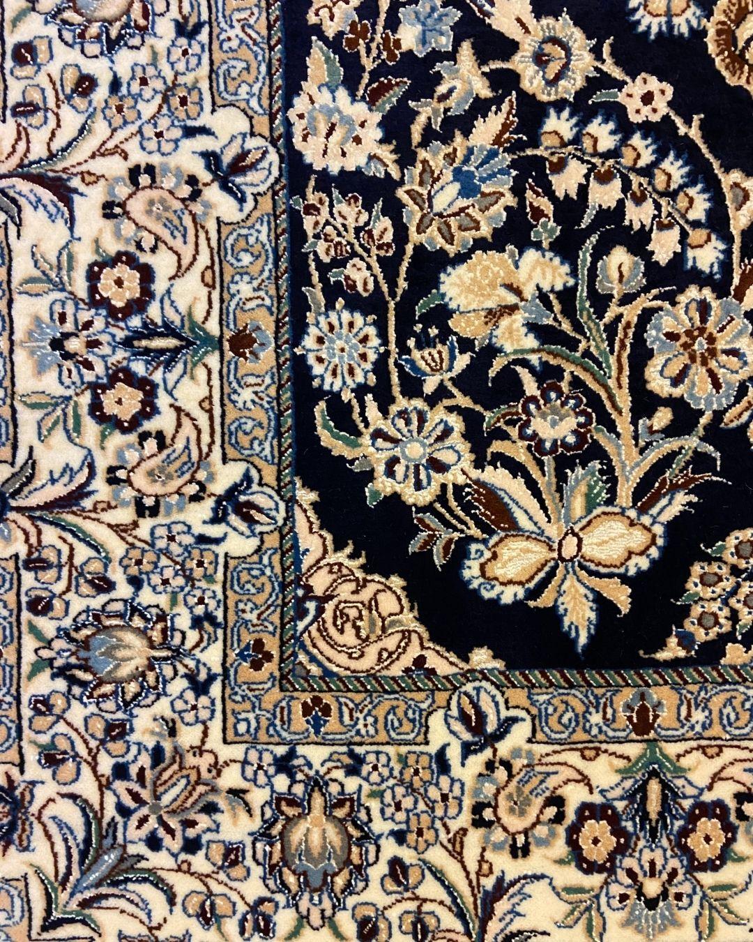Lana Tappeto persiano Nain in lana e seta color indaco e crema con medaglione floreale, 3' x 5' in vendita