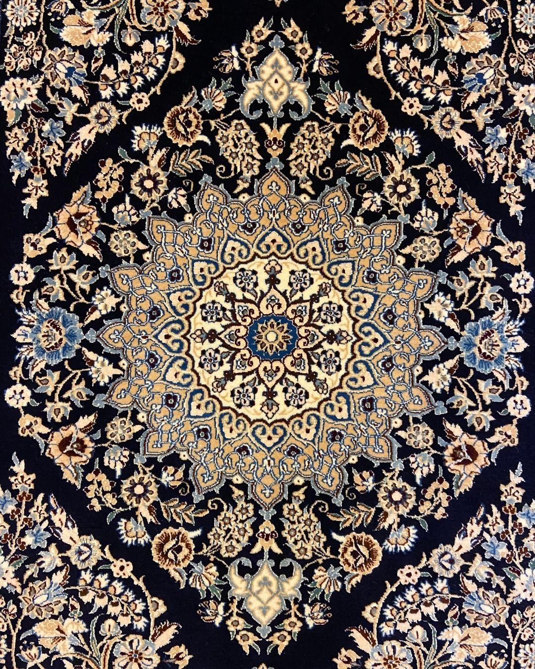 Tappeto persiano Nain in lana e seta color indaco e crema con medaglione floreale, 3' x 5' in vendita 1