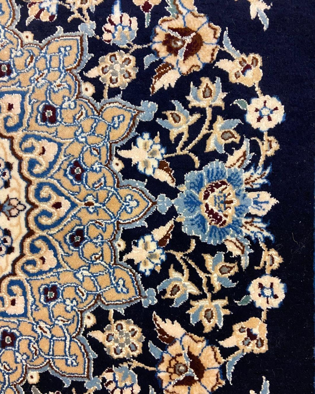 Tappeto persiano Nain in lana e seta color indaco e crema con medaglione floreale, 3' x 5' in vendita 2