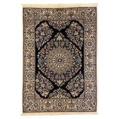 Tappeto persiano Nain in lana e seta color indaco e crema con medaglione floreale, 3' x 5'