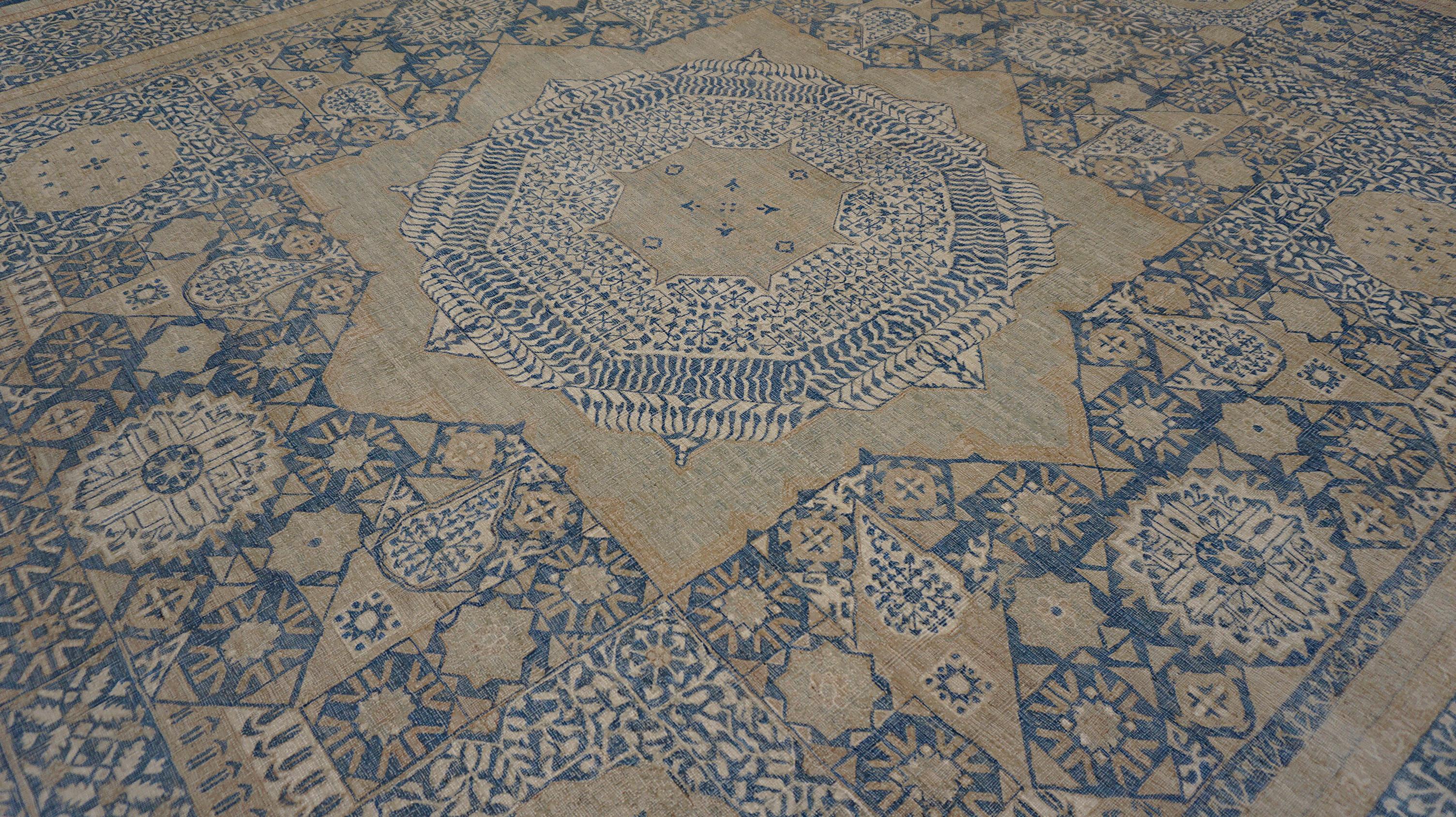Ce tapis en laine noué à la main présente un design Mamluke sophistiqué, enraciné dans l'héritage artistique de l'Égypte du XVe siècle, sous le sultanat mamelouk. Au centre, un médaillon octogonal - caractéristique de ce style distinctif - est