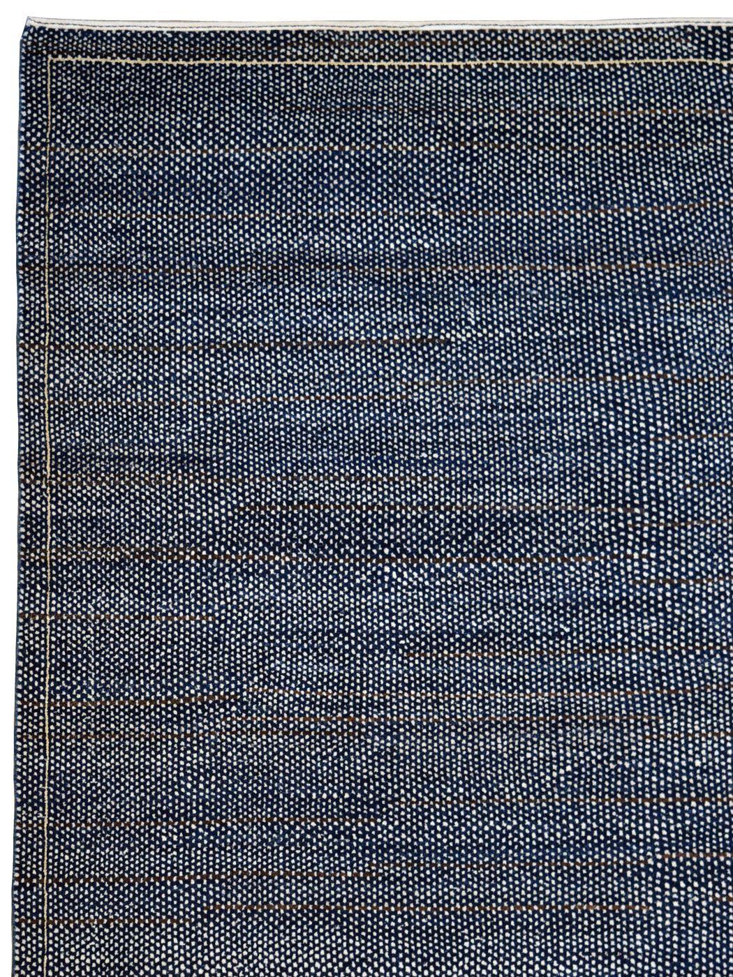 In beruhigenden Indigo-, Schwarz- und Cremetönen gehalten, ist dieser minimalistische 10' x 10' große Perserteppich ein Beispiel für die Verwendung traditioneller persischer Webtechniken, um atemberaubend moderne Kunstwerke zu schaffen. Schlicht und