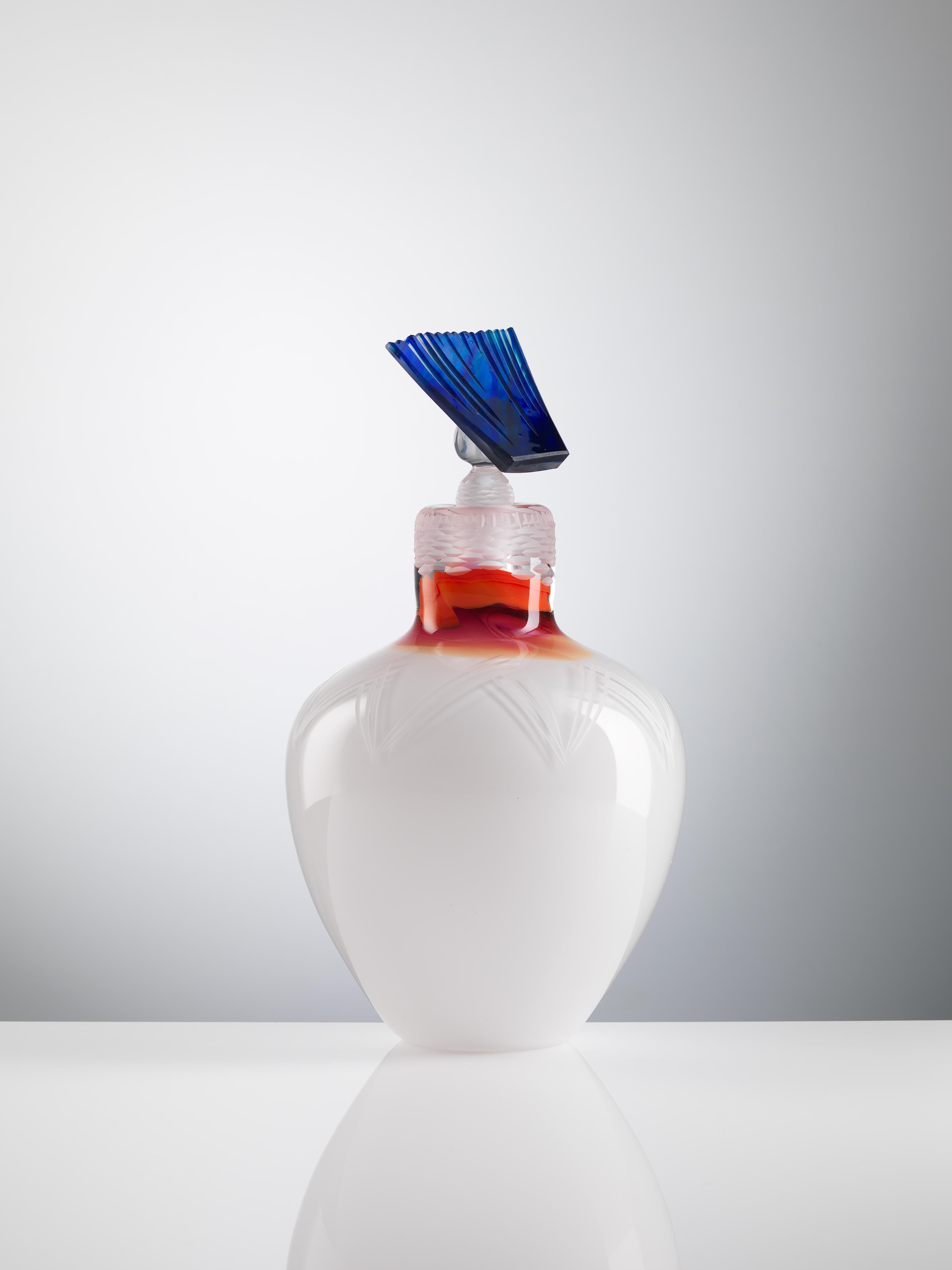 Vase aus geblasenem Indigoglas, handgefertigt von Juli Bolaños-Durman im Angebot 1