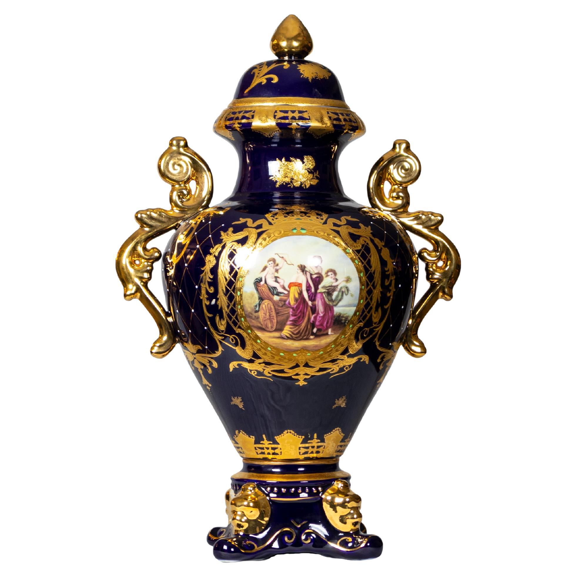 Jarrón Ánfora de Porcelana Azul Añil y Dorada, Siglo XX en venta