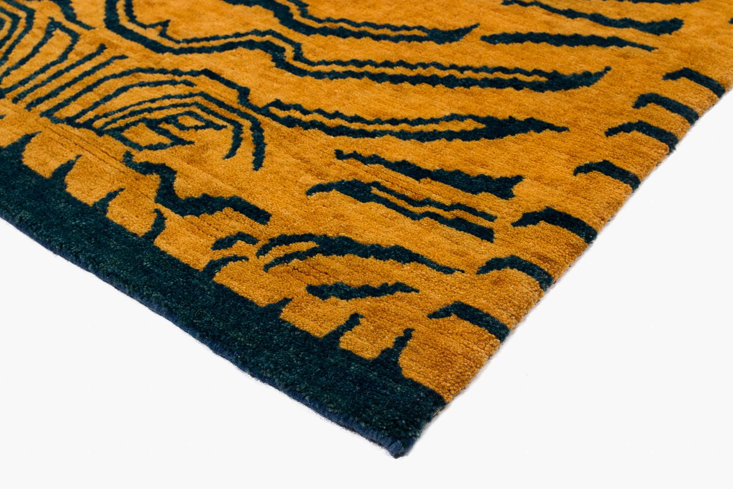 Tibétain Tapis tigre en laine bleu indigo et or en vente