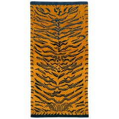 Alfombra de lana anudada a mano azul índigo y dorada accesorio tigre de Joseph Carini Carpets