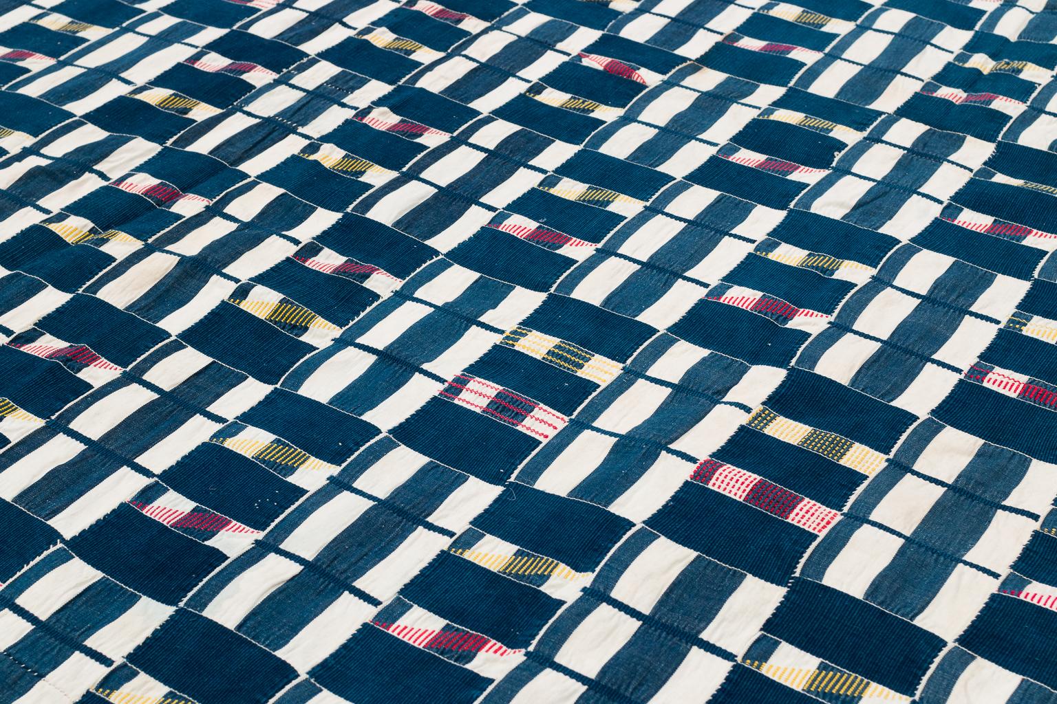 Textile africain Ewe Kente bleu indigo et blanc Excellent état - En vente à New York, NY