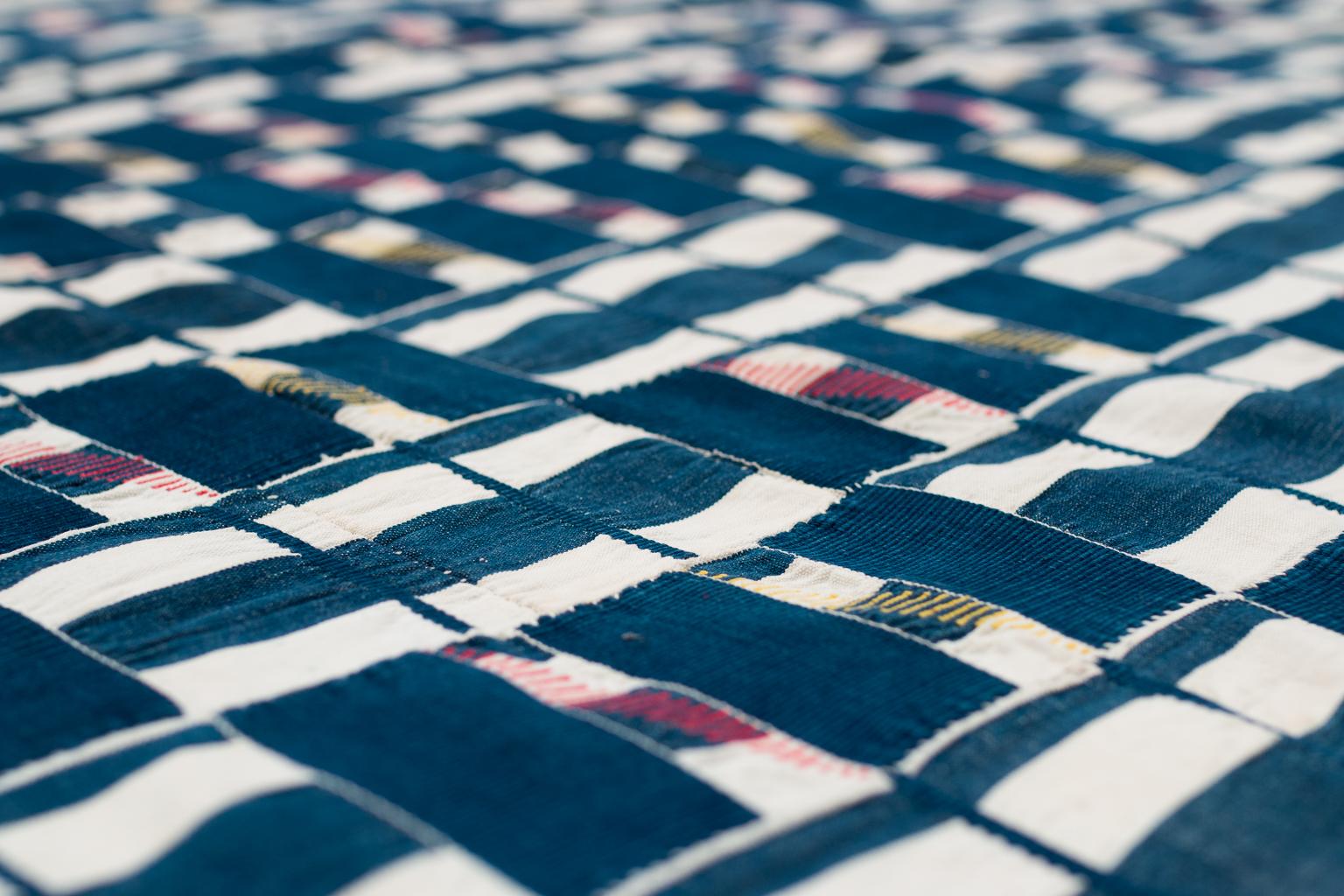 Coton Textile africain Ewe Kente bleu indigo et blanc en vente