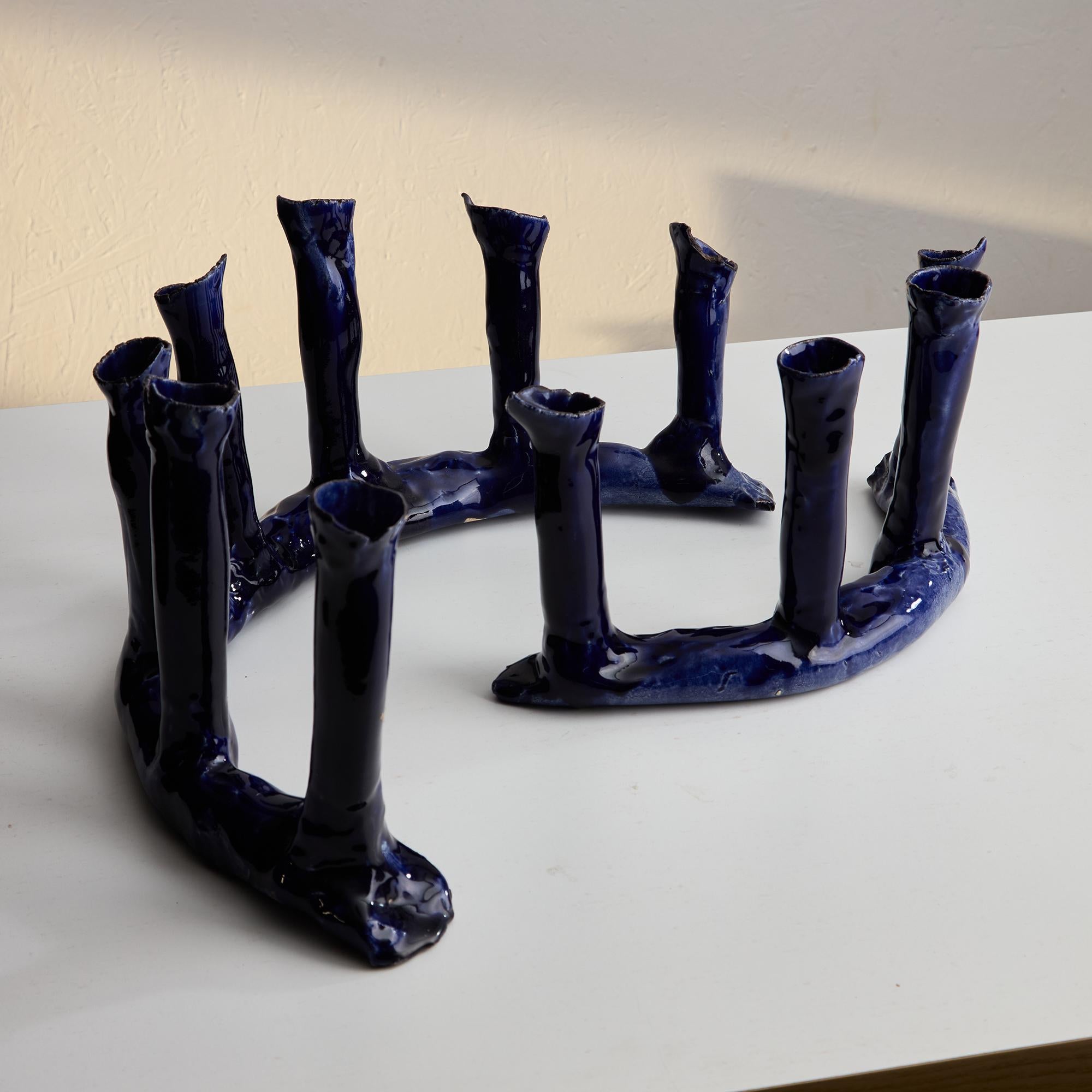 Il set di portacandele in ceramica blu indaco è una splendida testimonianza di squisita maestria, ideale per chi ha gusti raffinati. Ogni pezzo di questo set unico nel suo genere è caratterizzato da forme particolari che non servono solo come