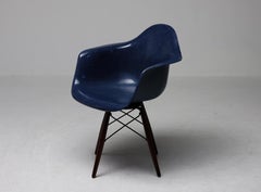 Sillón giratorio «Indigo Blue» de Charles Eames, con base de clavijas y acabado en nogal, de Herman Miller (EE. UU.)