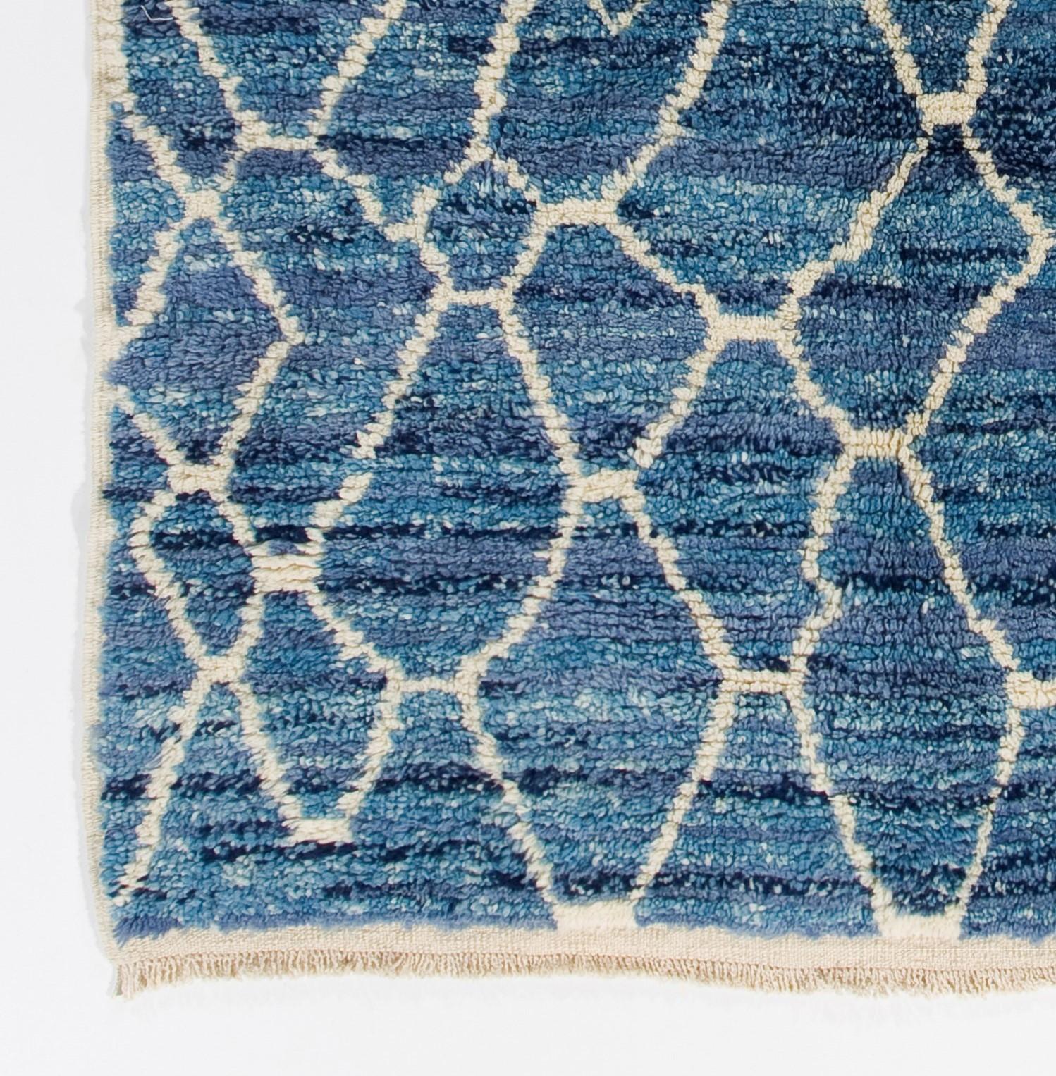 Contemporary Handmade Moroccan Rug in Blue & Ivory. 100% Wool. Custom Ops Avail. In New Condition For Sale In Philadelphia, PA