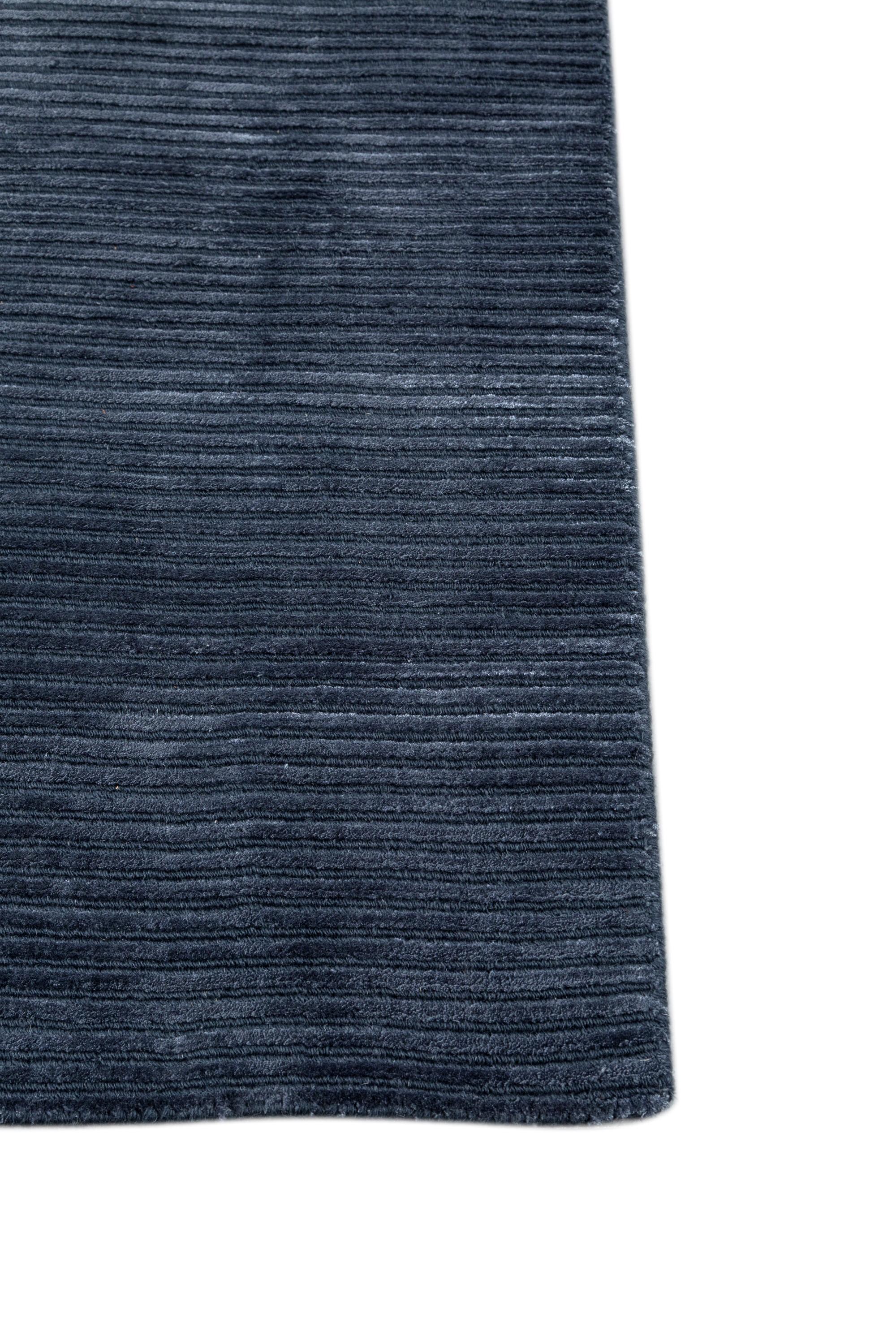 Moderne Tapis tissé à la main bleu indigo en vente