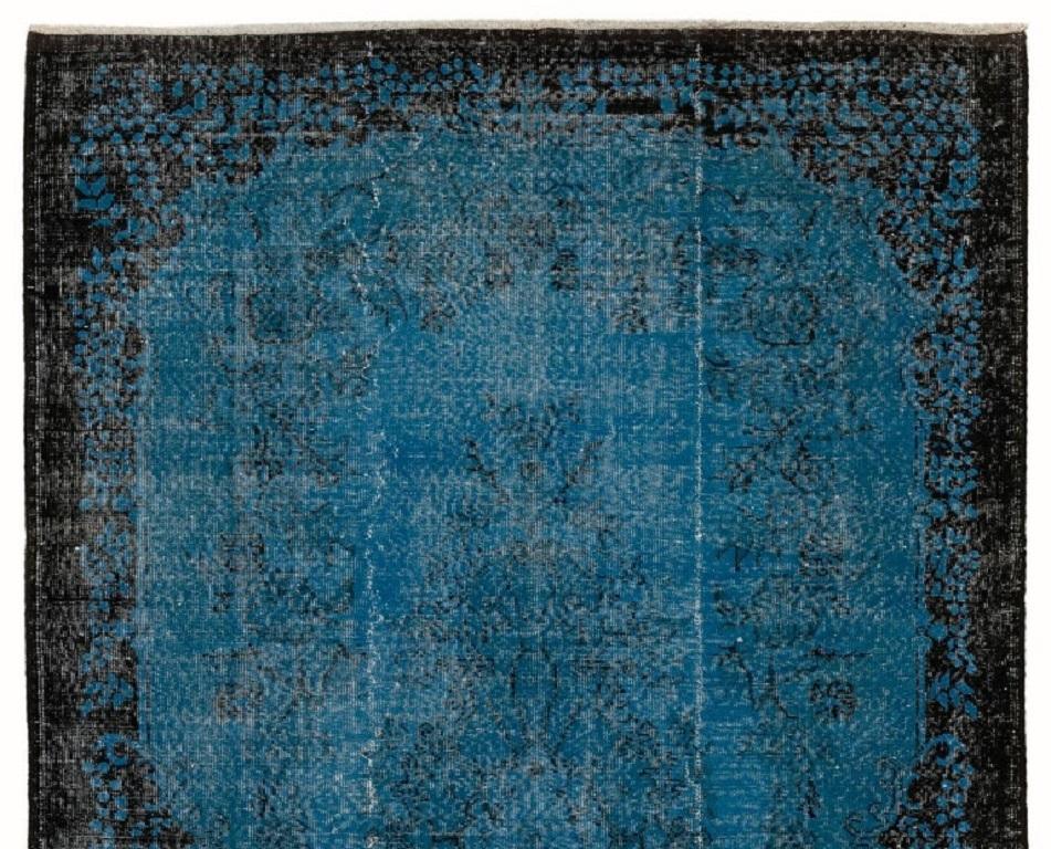 Un tappeto turco vintage tinto di blu indaco. Misure: 6,2 x 9,4 piedi.
Finemente annodato a mano, con vello basso in lana e base in cotone. Lavaggio profondo.
Robusto e utilizzabile in aree ad alto traffico, è adatto sia per interni residenziali che