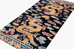 Alfombra tradicional tibetana de doble dragón de fuego by Joseph Carini