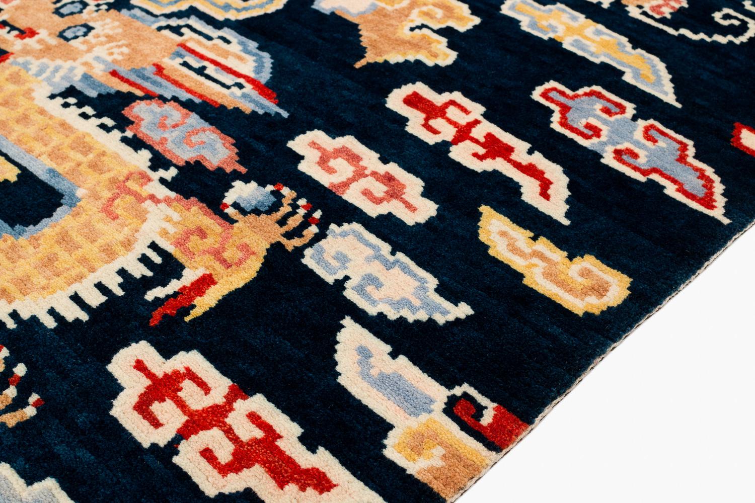 Tibetischer Doppel-Drachen-Teppich aus Wolle in Indigoblau:: Rot:: Grün und Orange (Handgewebt) im Angebot