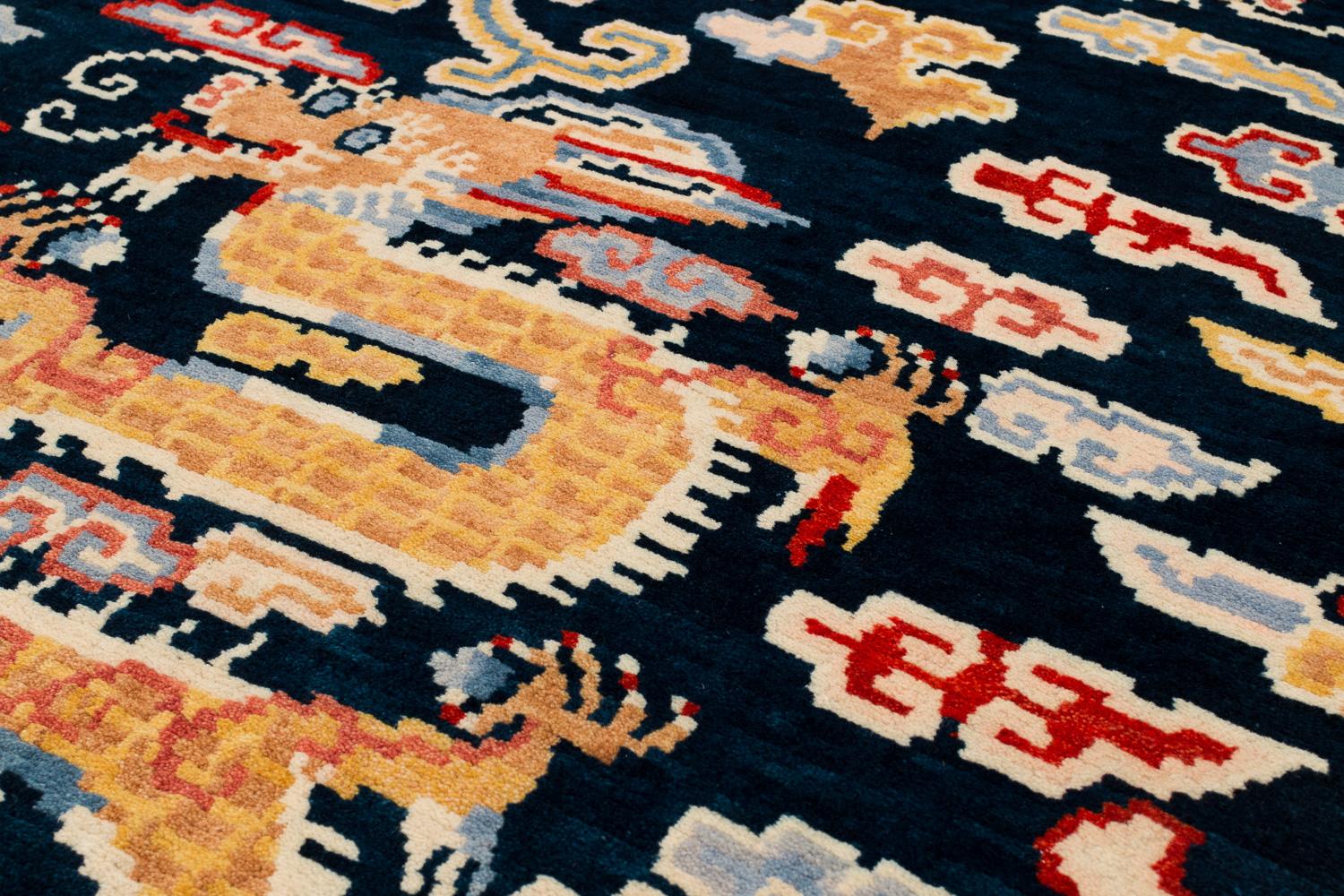 Tibetischer Doppel-Drachen-Teppich aus Wolle in Indigoblau:: Rot:: Grün und Orange im Zustand „Hervorragend“ im Angebot in New York, NY
