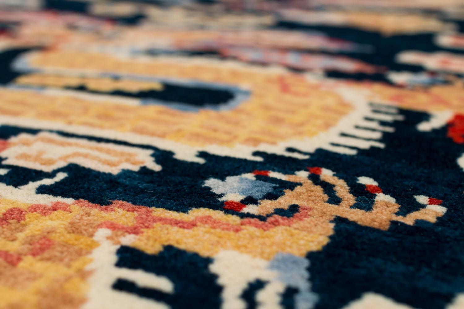 Tibetischer Doppel-Drachen-Teppich aus Wolle in Indigoblau:: Rot:: Grün und Orange (21. Jahrhundert und zeitgenössisch) im Angebot