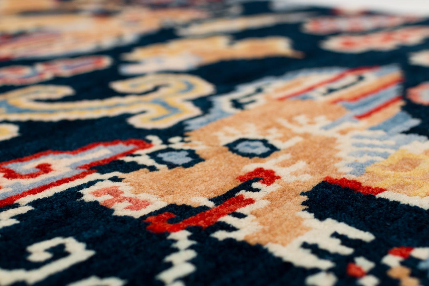 Tibetischer Doppel-Drachen-Teppich aus Wolle in Indigoblau:: Rot:: Grün und Orange im Angebot 1