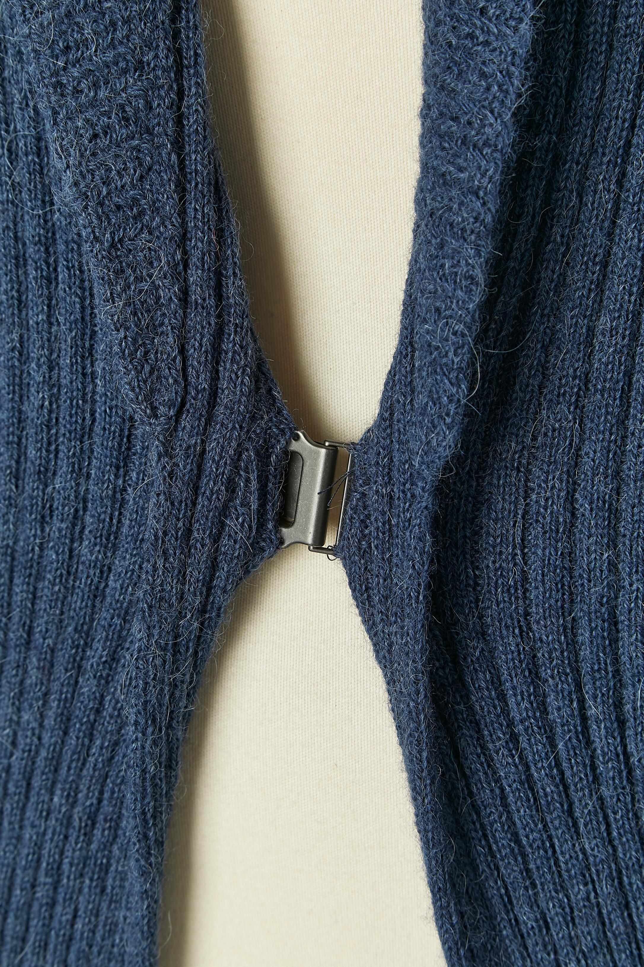 Indigo blue wool and alpaca cardigan with one large hook&eye closure on the middle front. NEW WITH TAG
SIZE M