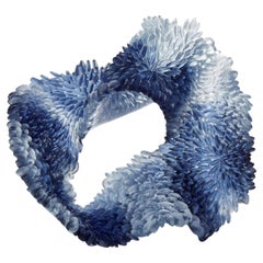  Indigoblauer Blues II,  Texturierte organische Gussglasskulptur von Nina Casson McGarva