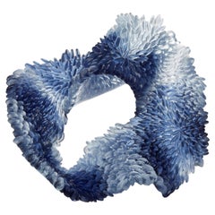  Indigo Blues II,  Sculpture en verre moulé organique texturé de Nina Casson McGarva