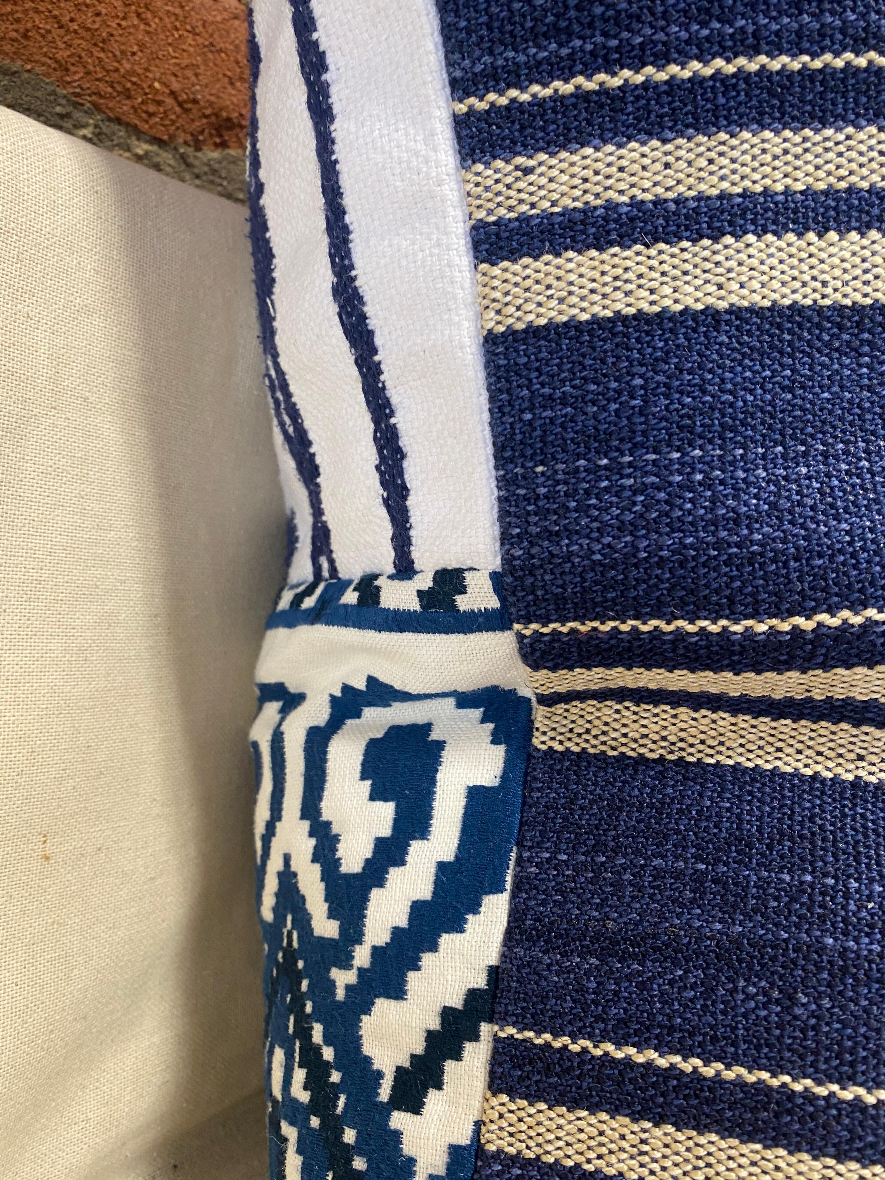 Indigoblaues Patchwork-Kissen aus Baumwolle mit schweren blauen Streifen auf dem Rücken (21. Jahrhundert und zeitgenössisch) im Angebot