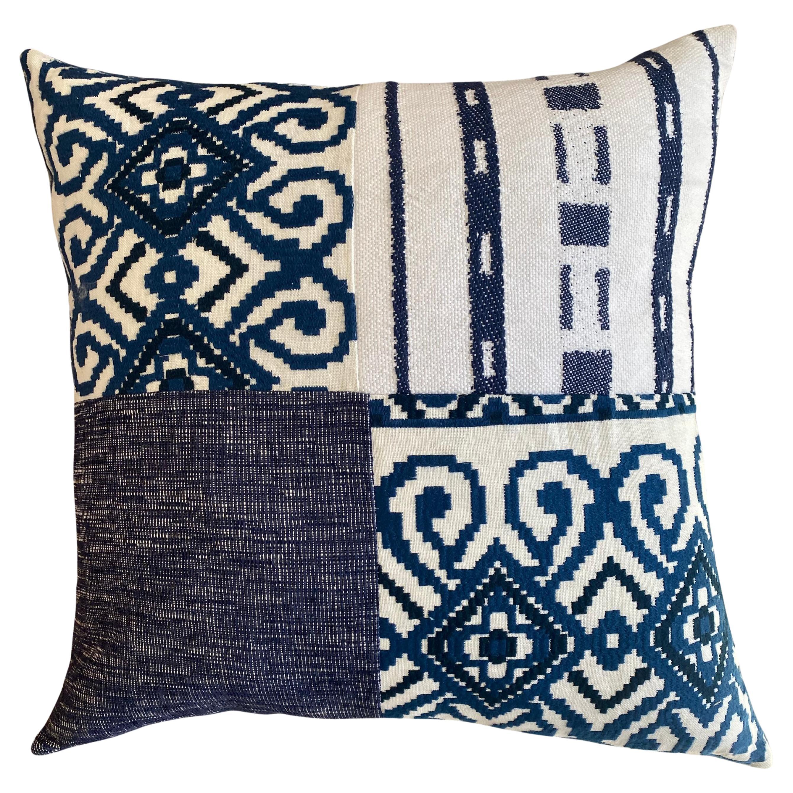 Indigoblaues Patchwork-Kissen aus Baumwolle mit schweren blauen Streifen auf dem Rücken im Angebot