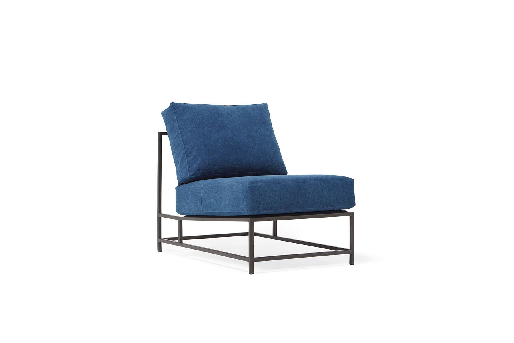 Der elegante und raffinierte Inheritance Chair ist eine großartige Ergänzung für fast jeden Raum.  

Inspiriert von einer abgenutzten Jeans und in Zusammenarbeit mit dem Team von Simon Miller, USA, wird unser indigoblauer Baumwollstoff in einem