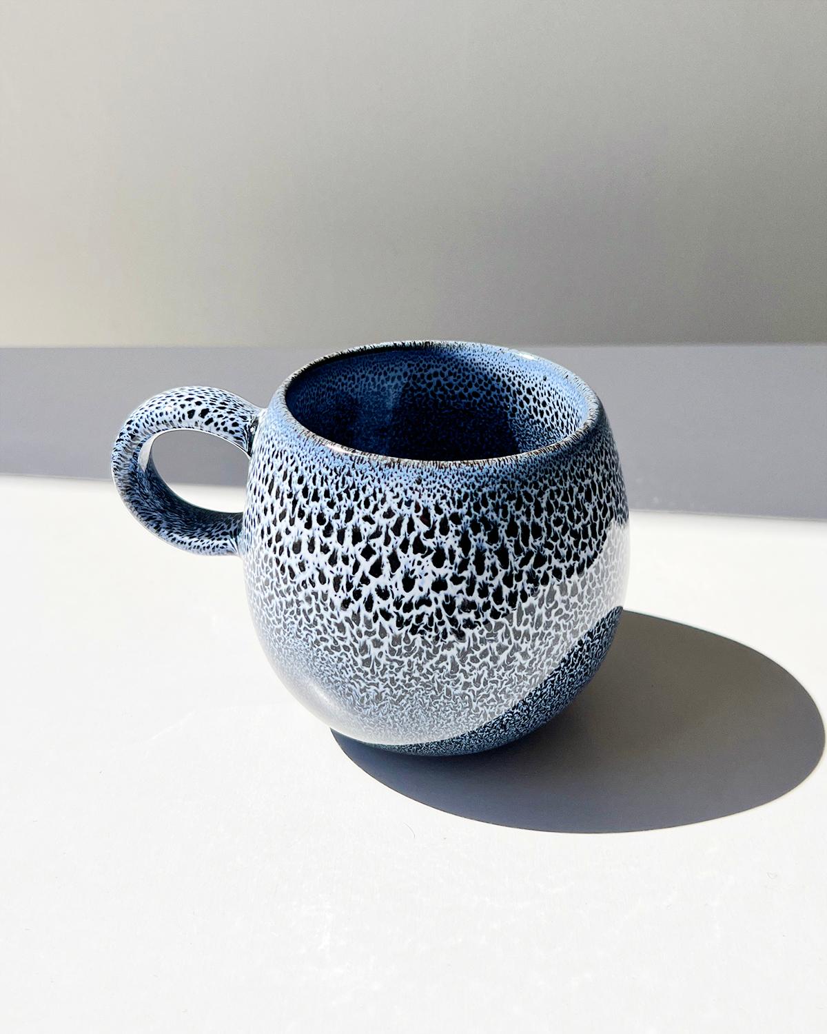 Ein Set von handgefertigten Tassen für Ihren Kaffee. Für diejenigen, die ein elegantes und dezentes Tassenset suchen, sind diese atemberaubenden indigoblauen weißen Tassen das perfekte Dekorationsstück für Ihre Sammlung. Die organische,