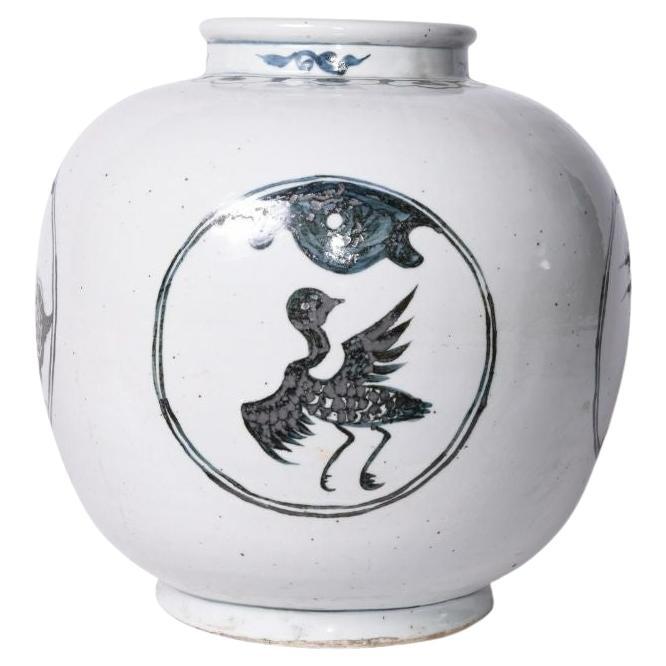 Pot en porcelaine indigo à médaillon avec motif de tortue d'une grue en vente
