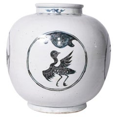 Pot en porcelaine indigo à médaillon avec motif de tortue d'une grue