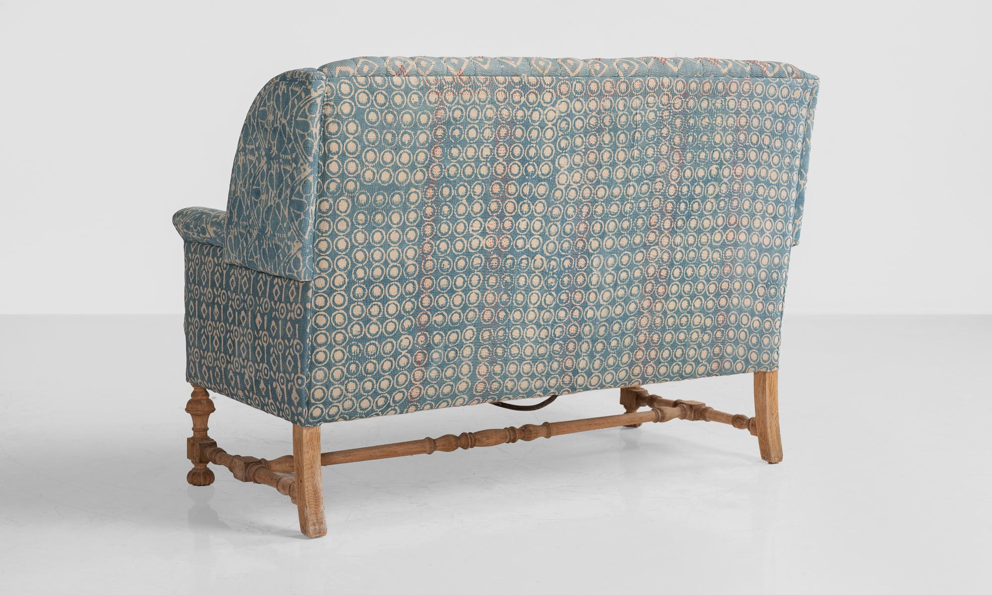 Indigo Quilt Sofa, England, circa 1930 (Geschnitzt)