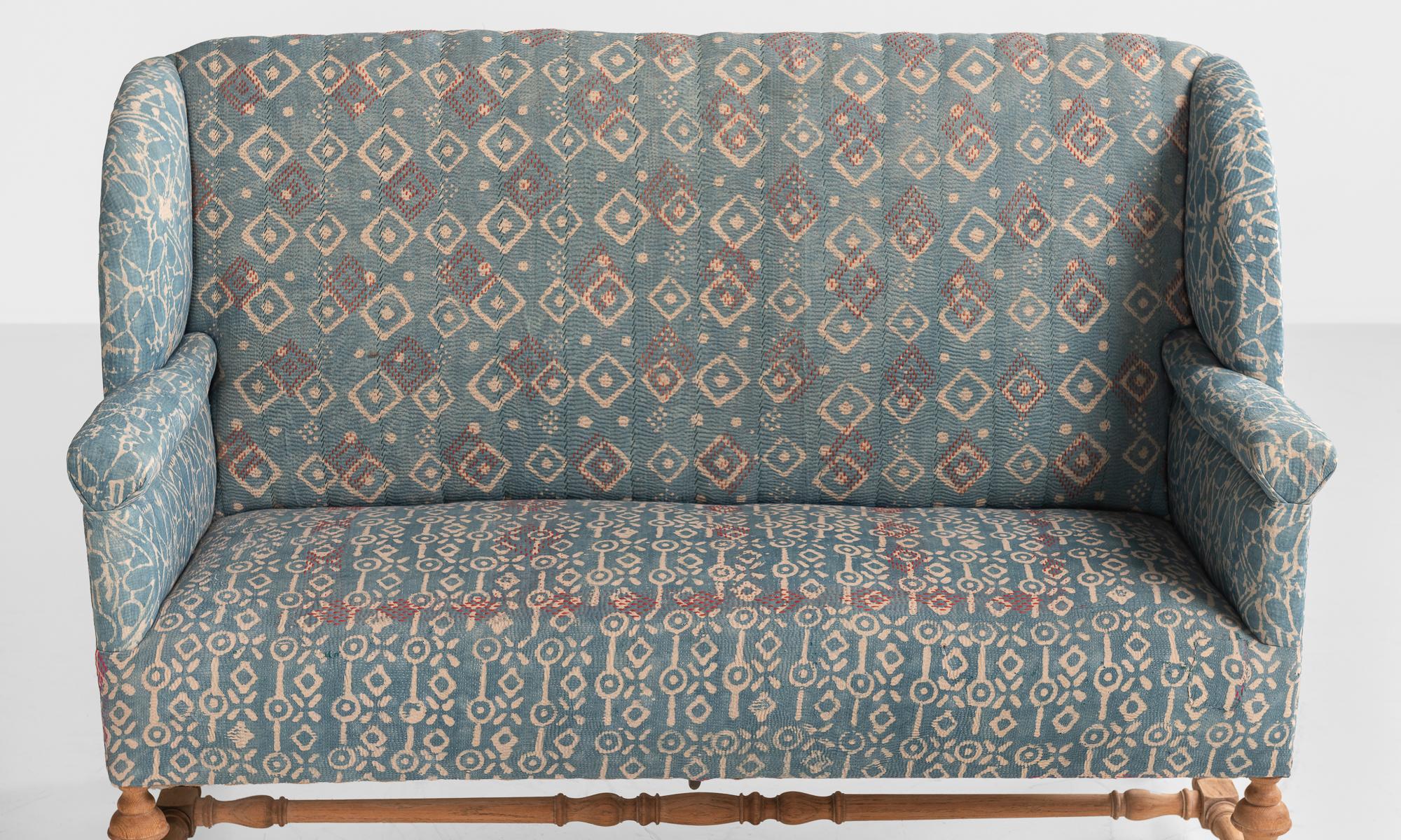 Indigo Quilt Sofa, England, circa 1930 im Zustand „Gut“ in Culver City, CA