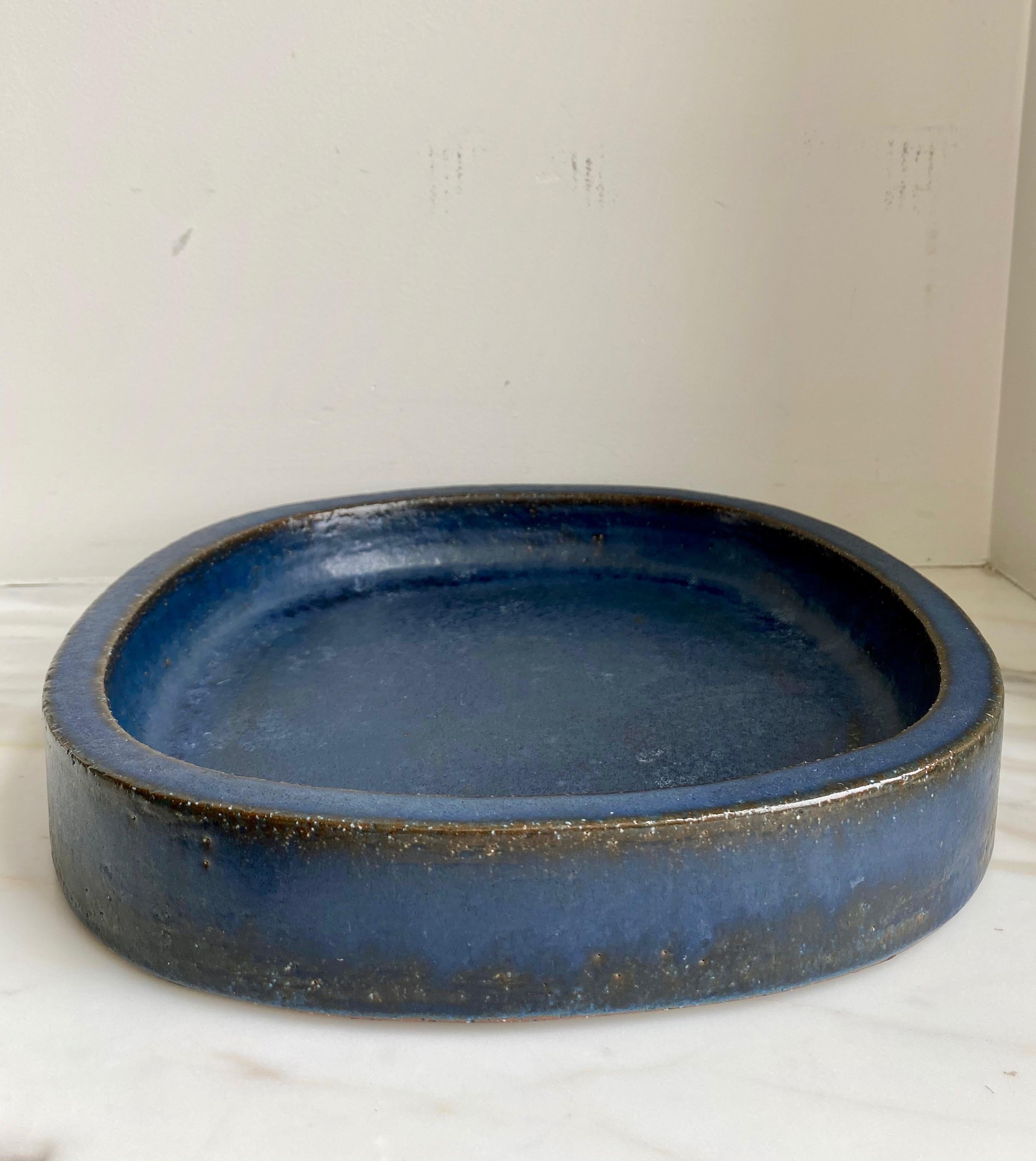 Stoneware dish with indigo glaze by Per Linnemann-Schmidt for Palshus

Per Linnemann-Schmidt and his wife Annelise Linnemann-Schmidt opened the Palshus studio west of Copenhagen in 1947. This dish is made of Chamotte or textured clay and has a
