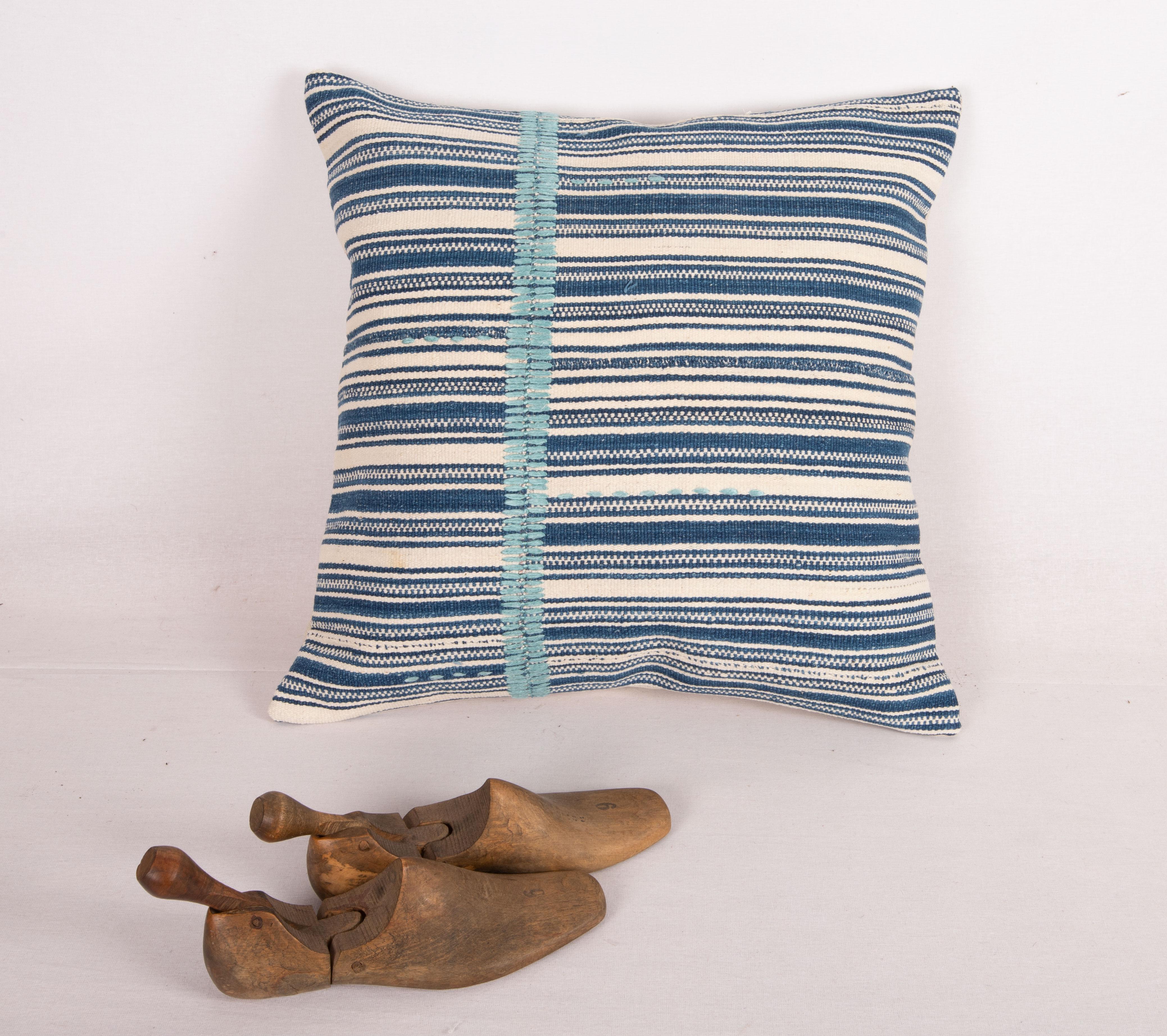 Turc Couvercle d'oreiller rayé indigo, fabriqué à partir d'un Kilim turc du milieu du 20e siècle en vente