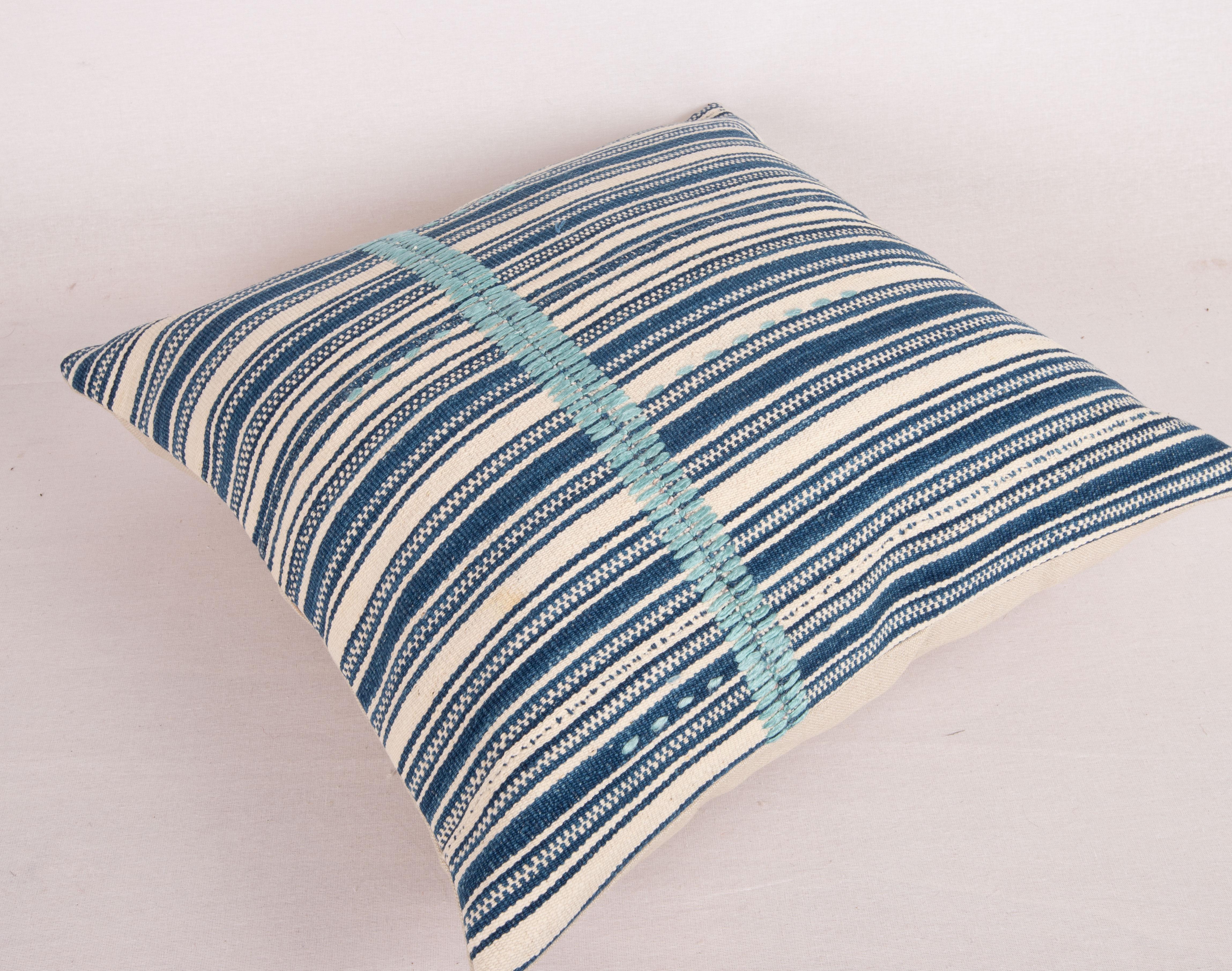 20ième siècle Couvercle d'oreiller rayé indigo, fabriqué à partir d'un Kilim turc du milieu du 20e siècle en vente