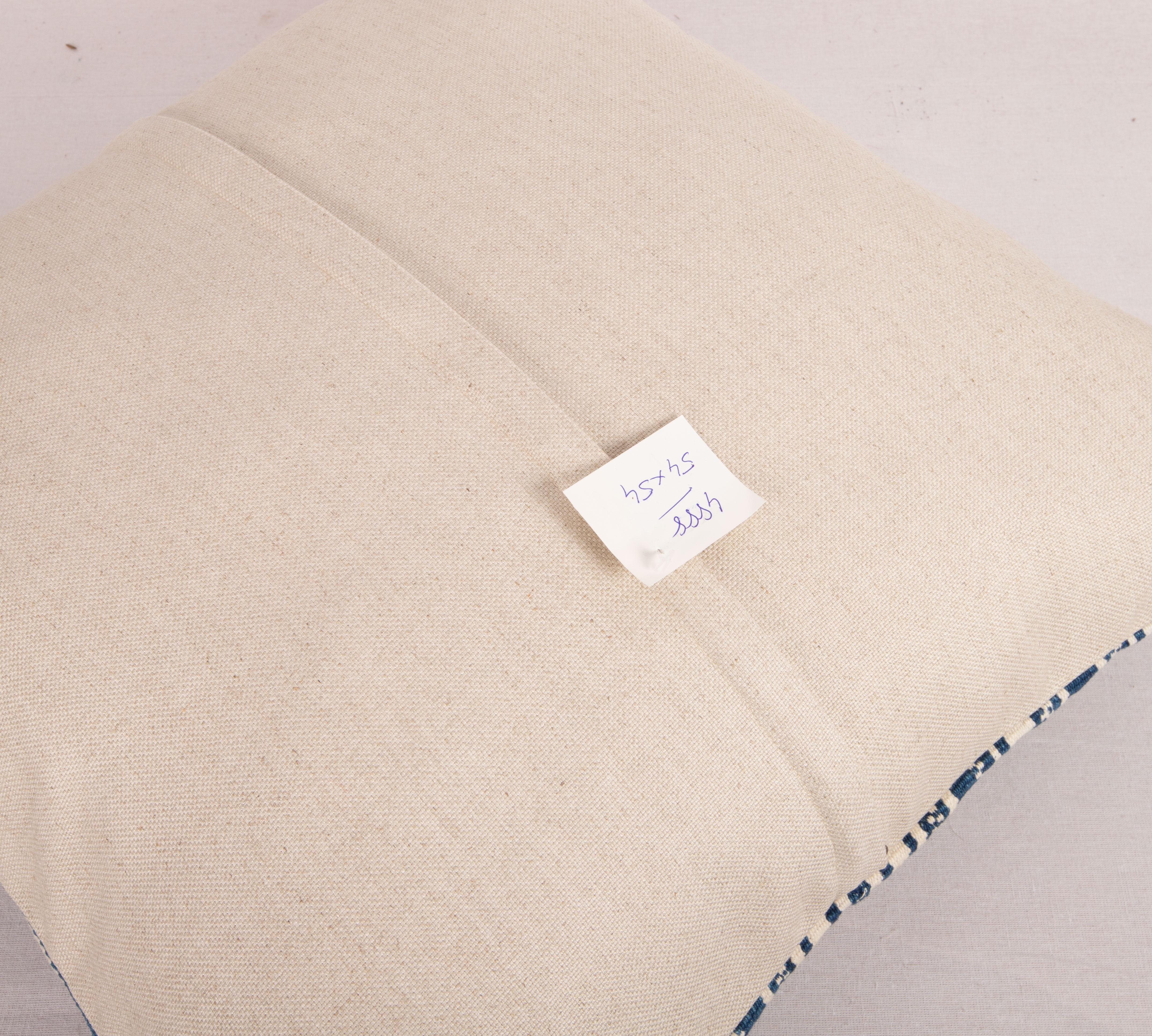 Coton Couvercle d'oreiller rayé indigo, fabriqué à partir d'un Kilim turc du milieu du 20e siècle en vente
