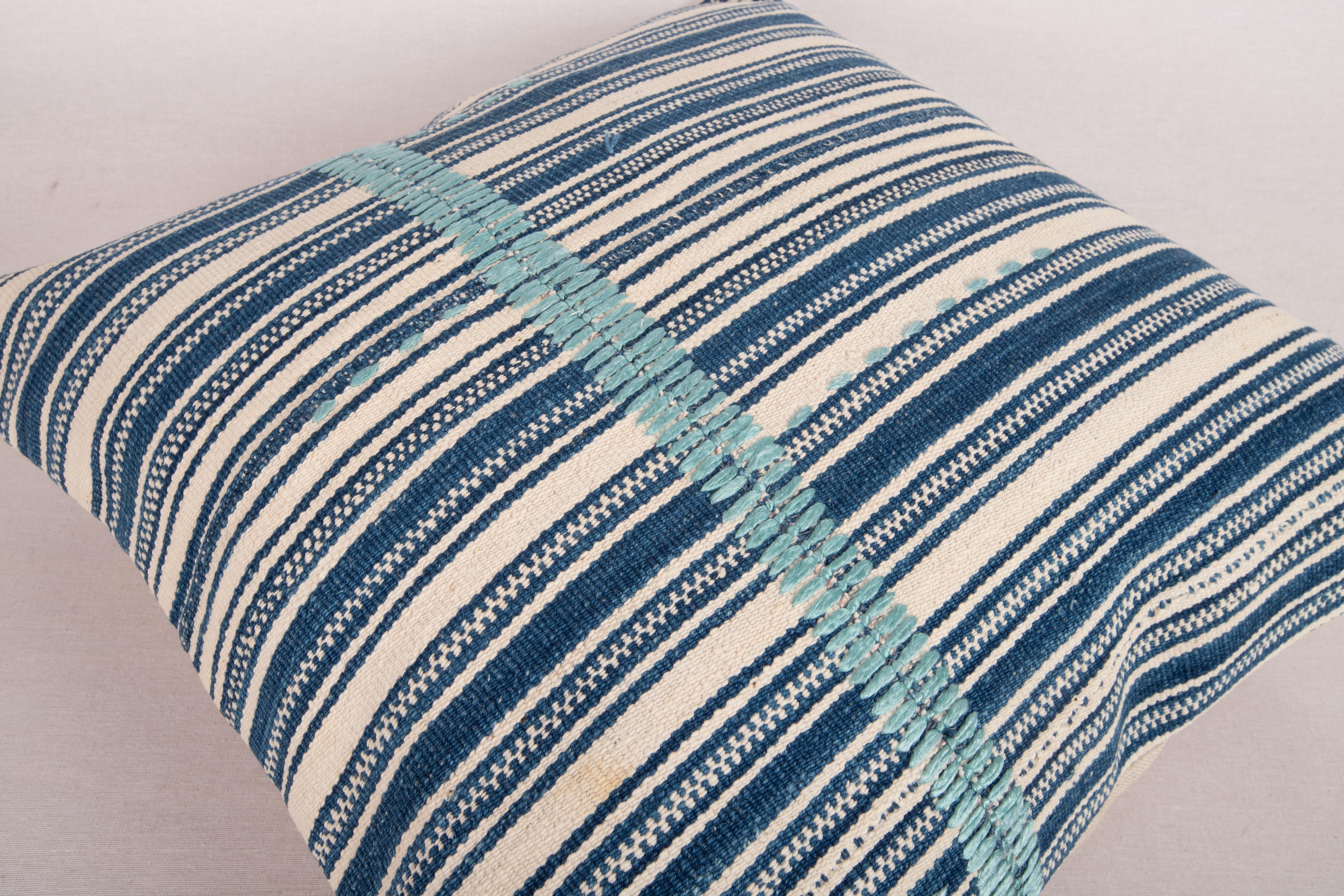 Couvercle d'oreiller rayé indigo, fabriqué à partir d'un Kilim turc du milieu du 20e siècle en vente 1