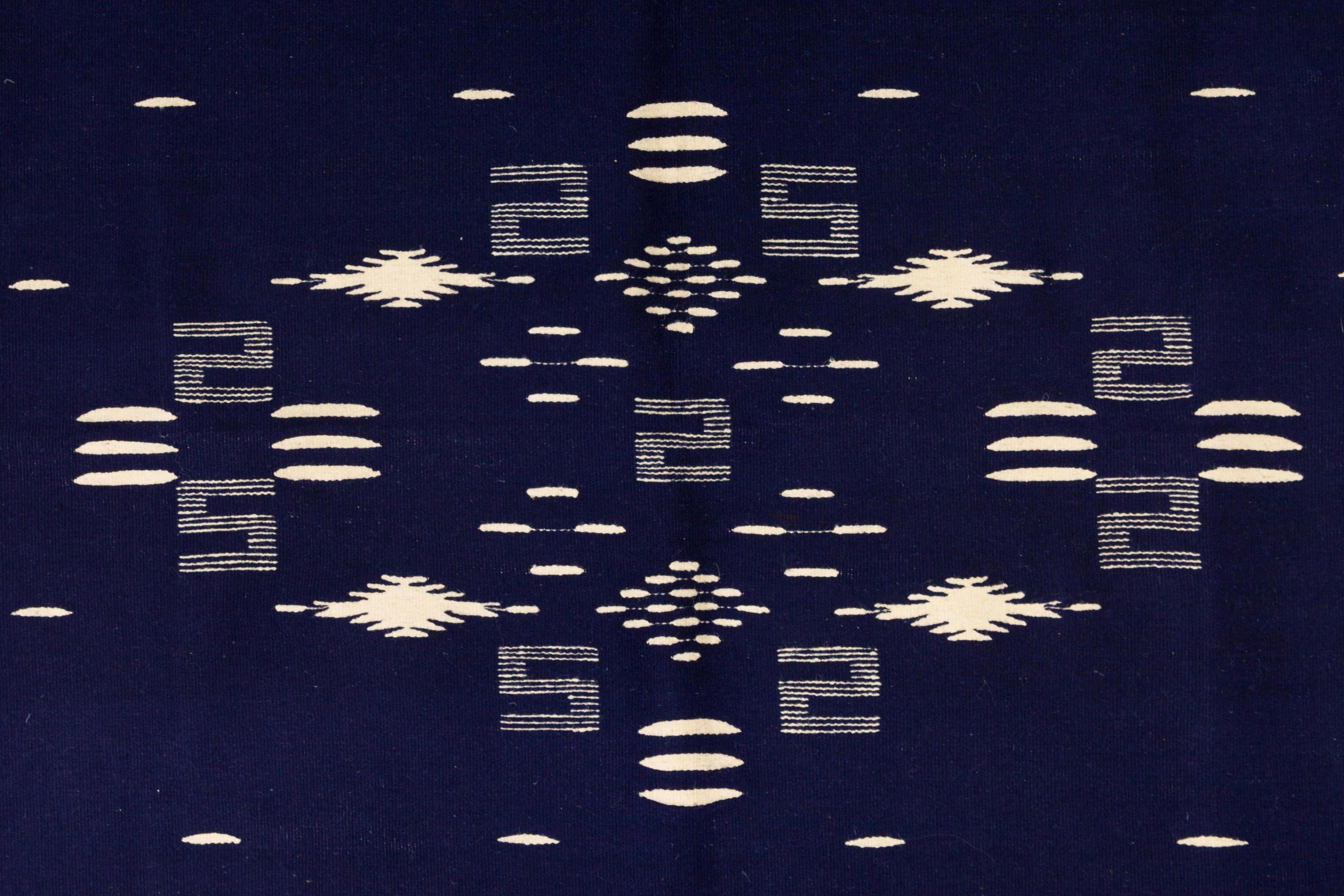 Handgewebte Texcoco-Decke aus indigo- und elfenbeinfarbener Wolle mit traditionellen Mustern. Maßnahmen: 83