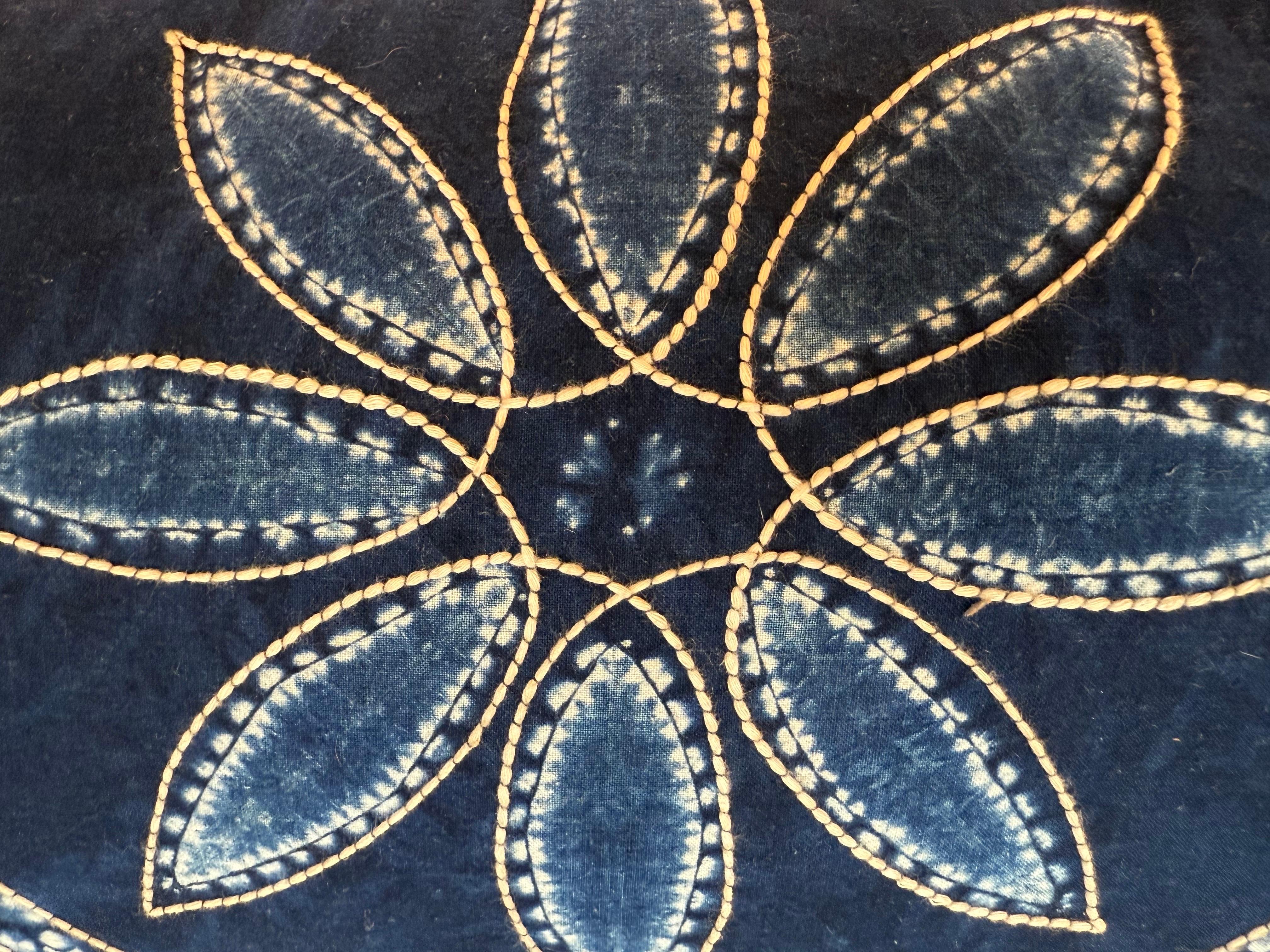 Tribal Oreiller en batik indigo et blanc en vente