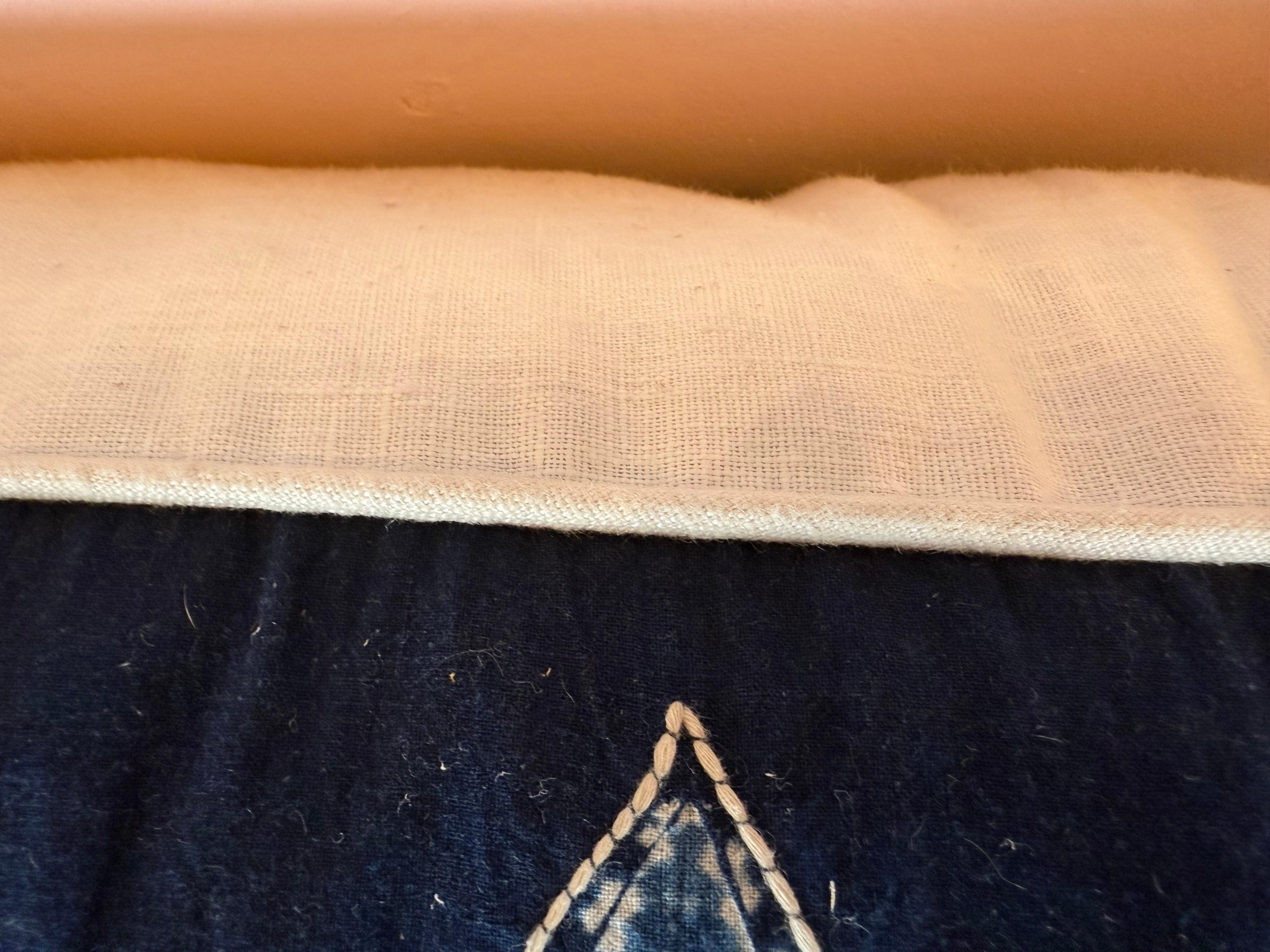 Oreiller en batik indigo et blanc Neuf - En vente à Los Angeles, CA