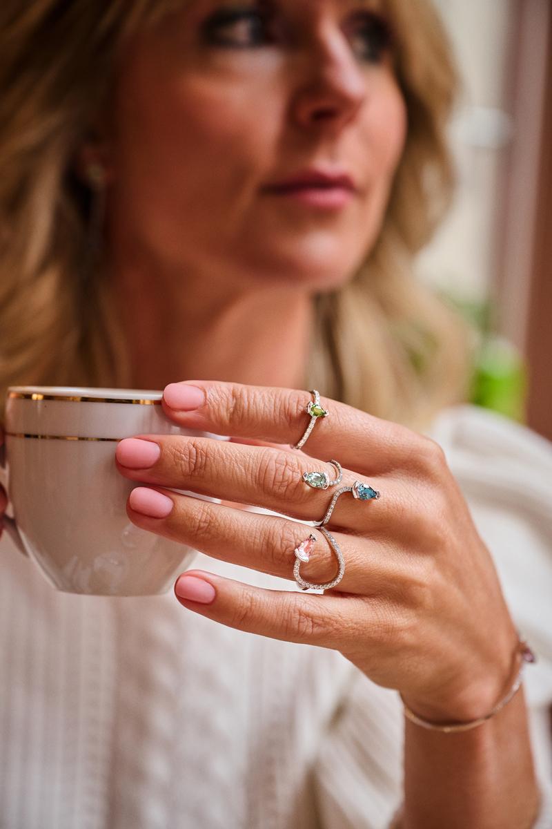 Adeline Duo-Ring aus 18 Kt. Weißgold, 5 g, besetzt mit einem birnenförmigen Indicolith-Turmalin 0,70 ct, einem birnenförmigen Mint-Turmalin 0,70 ct und 0,19 ct Diamanten mit weißem Brillantschliff - Qualität VS F. 

Dieser Ring ist auch in 18 Karat