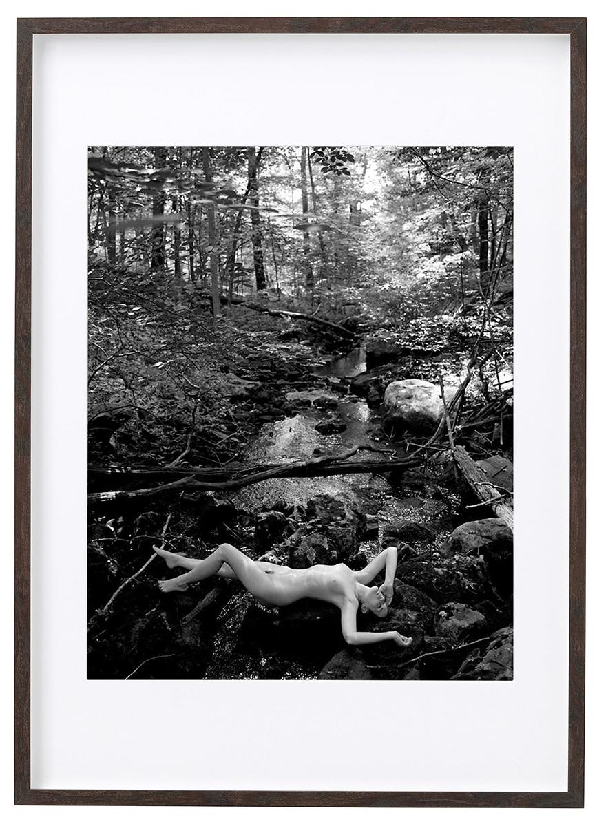 „Eve by the River“ Fotografie, Archivtinte auf Metallic-Papier, Akt, B&W  – Photograph von Indira Cesarine