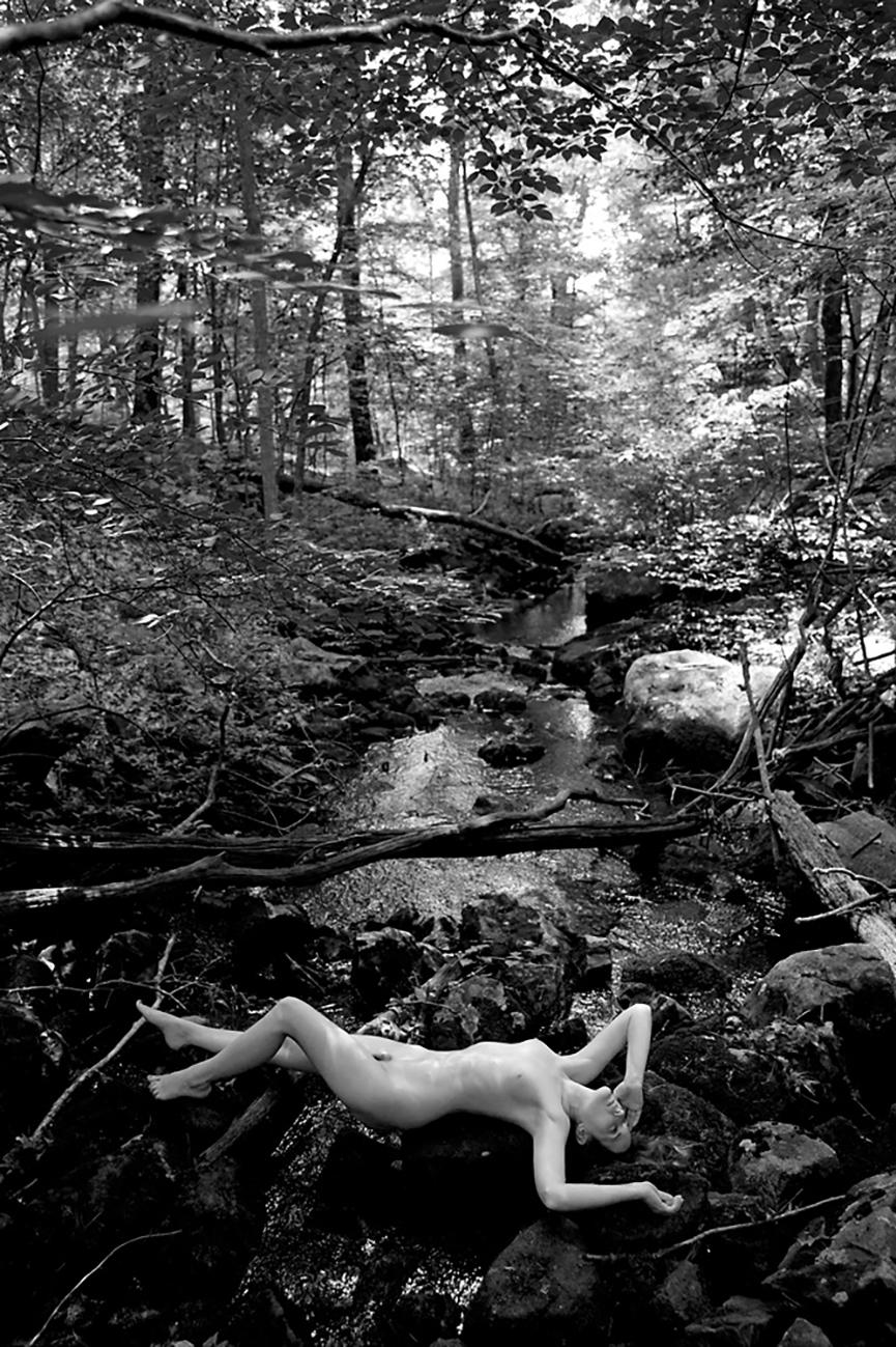 Indira Cesarine Nude Photograph – „Eve by the River“ Fotografie, Archivtinte auf Metallic-Papier, Akt, B&W 