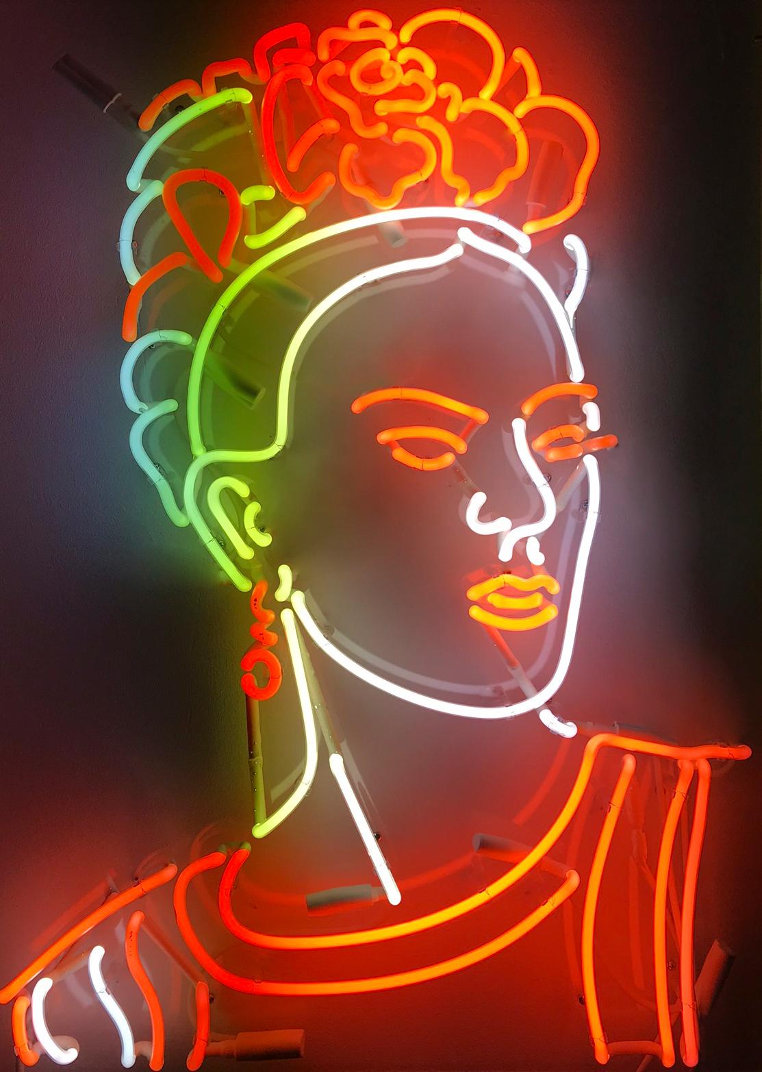 Sculpture murale en néon "Frida" représentant Frida Kahlo, montée sur plexiglas