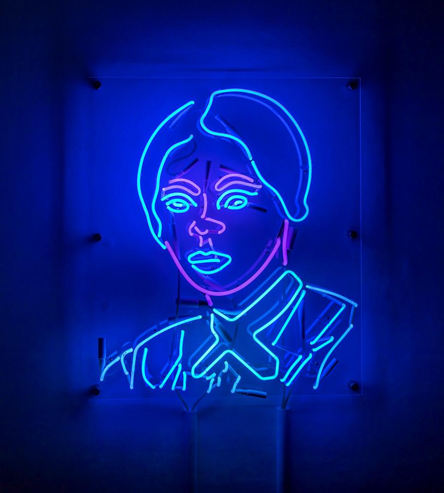 „Harriet“ Neonfarbene Wandskulptur mit Harriet Tubman als Motiv, montiert auf Plexiglas (Zeitgenössisch), Mixed Media Art, von Indira Cesarine
