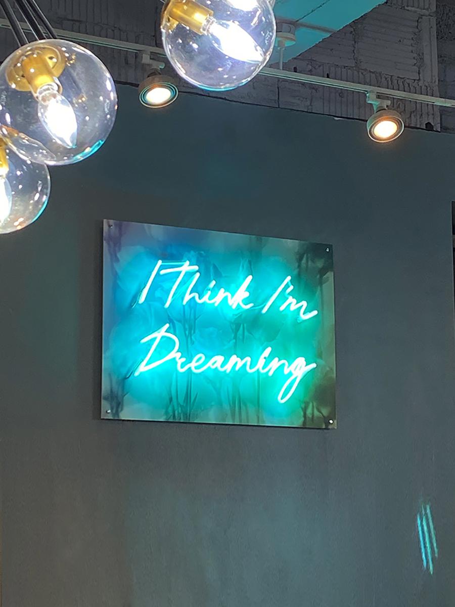 „I Think I'm Dreaming“, Wandskulptur aus Glas, neonfarben auf Archivfotografie montiert (Zeitgenössisch), Sculpture, von Indira Cesarine
